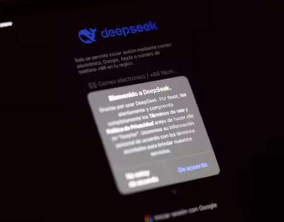 Una persona prueba el asistente DeepSeek.