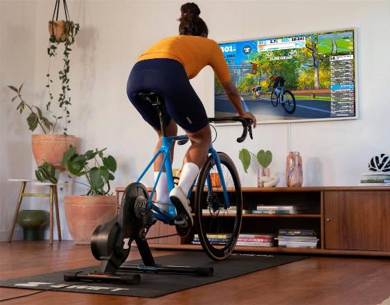 Cortesía | Una persona practicando el ciclismo con la tecnología Zwift.