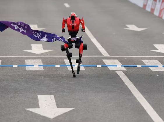 Robot Lightning de Honor durante la media maratón de Pekín.