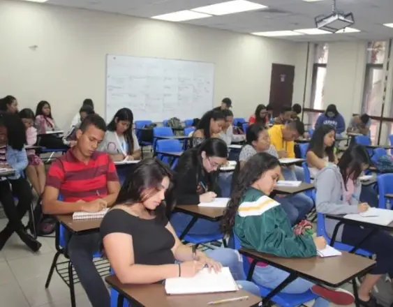Cortesía | Un grupo de estudiantes en un salón de clases.