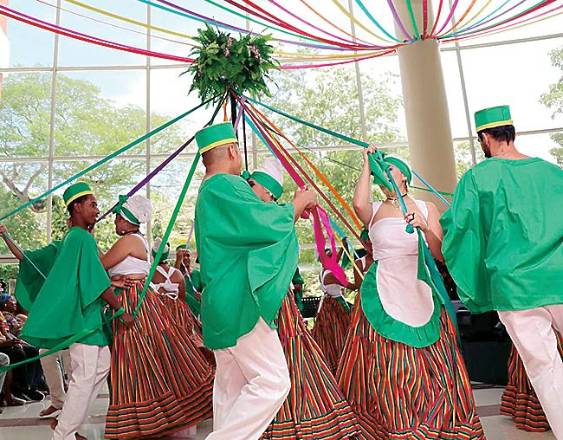 ML | Una presentación de baile de un grupo afroantillano.