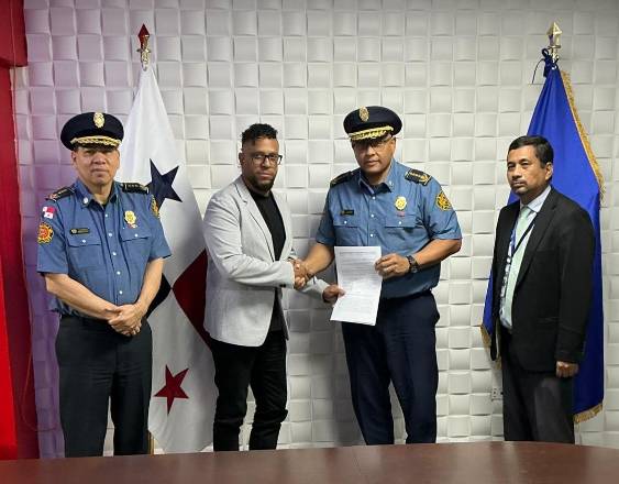 ML | Durante la firma del acuerdo.