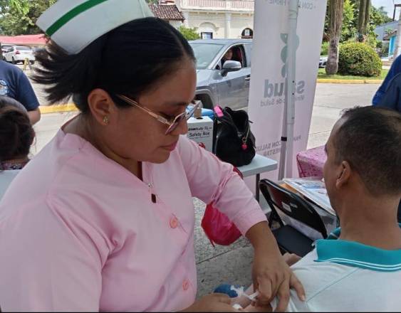 ML | Personal de salud en vacunación.