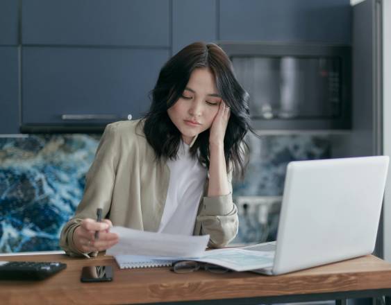 PEXELS | Una mujer revisa los estados de sus cuentas.