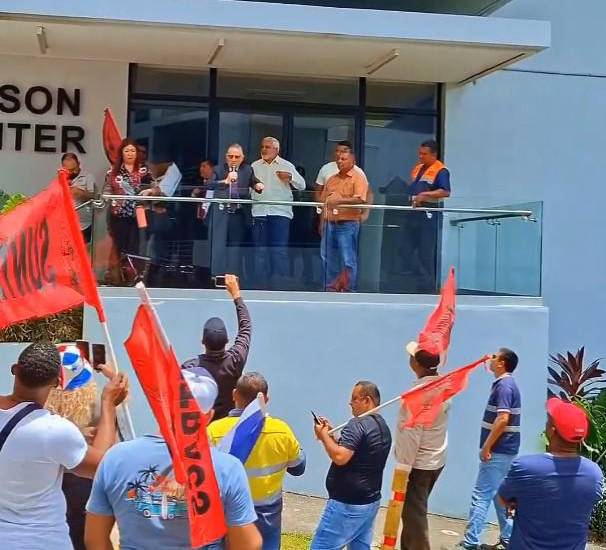 ml | Rolando Murgas y afiliados del Suntracs durante un meeting.