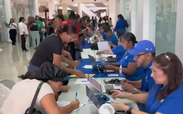 ML | Padres de familia durante la entrega de la tarjeta.