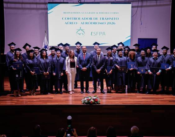 Cortesía | Los estudiantes graduandos, con autoridades.