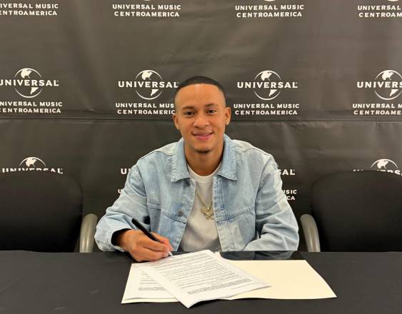 Cortesía | El cantante panameño Astronazzy firma con Universal Music.