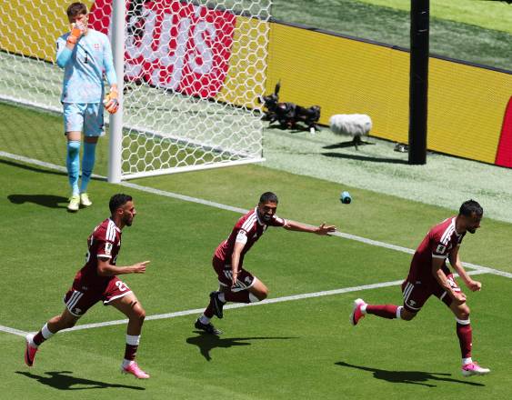 AFP | Boualem Khoukhi celebra con sus compañeros el primer gol de Catar en un Mundial.