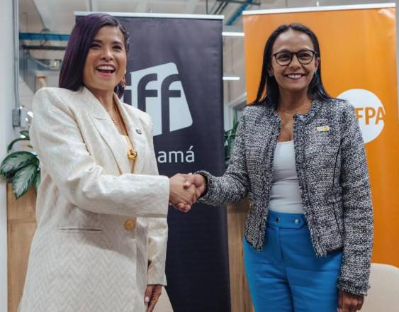 ML | Durante la firma del acuerdo.