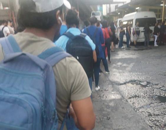 Ilustrativa | Largas filas en espera de transporte.