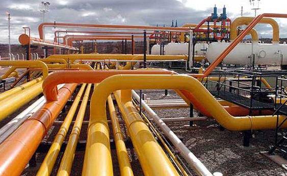 PIXABAY | Tubos amarillos para transportar petróleo, gas y agua.