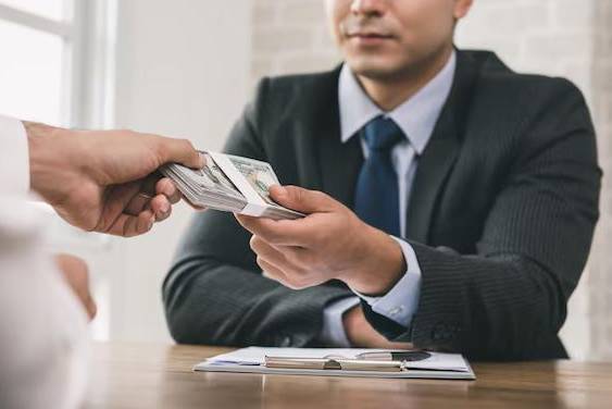 Freepik | Imagen ilustrativa de una persona recibiendo dinero prestado.