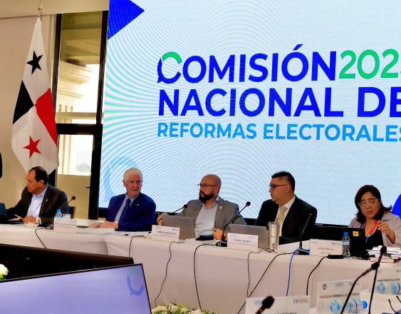 ML | Miembros de la Comisión Nacional de Reformas Electorales.