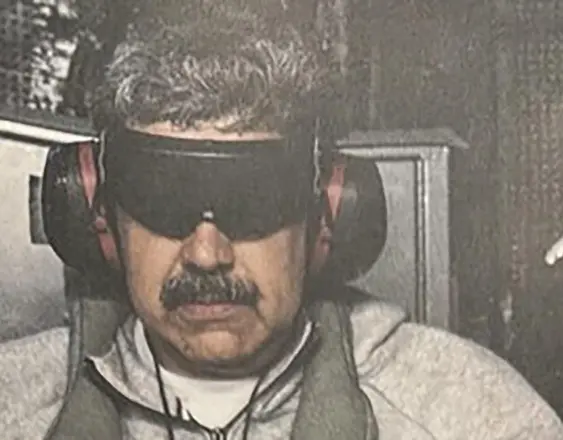 AFP | Nicolás Maduro, a bordo del USS Iwo Jima, después de que el ejército estadounidense lo capturara en Venezuela.