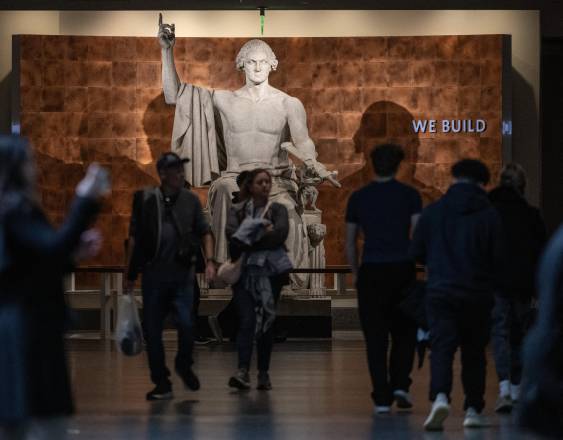 AFP | Turistas caminan por un museo en Washington.