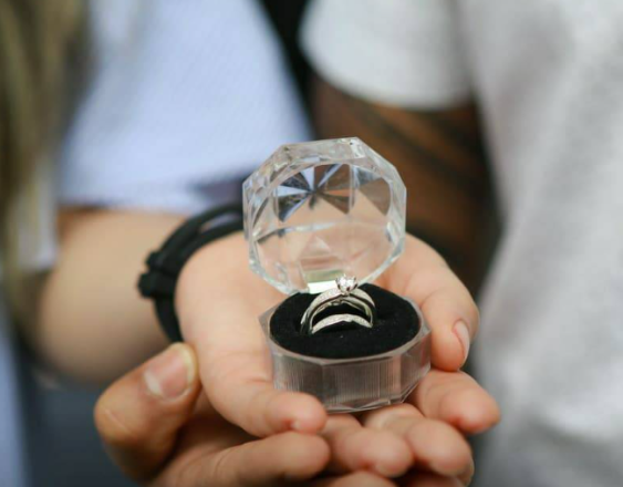 ML | Una pareja con un anillo de compromiso.