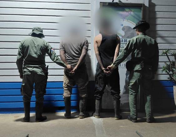 ML | Unidades de la Policía con los detenidos.