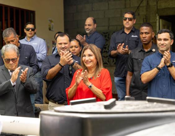 ML | La primera dama durante la entrega de un Sistemas de Captación de Agua de Lluvia.