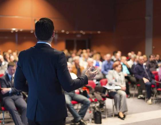 Pixabay | Una persona brinda un conferencia en un congreso en el que asisten cientos de visitantes.