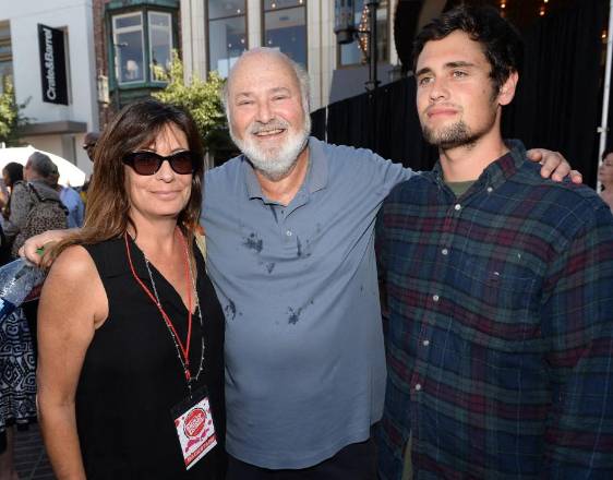 AFP | El actor, productor y director Rob Reiner (centro), su esposa Michele Singer (izq.) y su hijo Nick Reiner (der.).