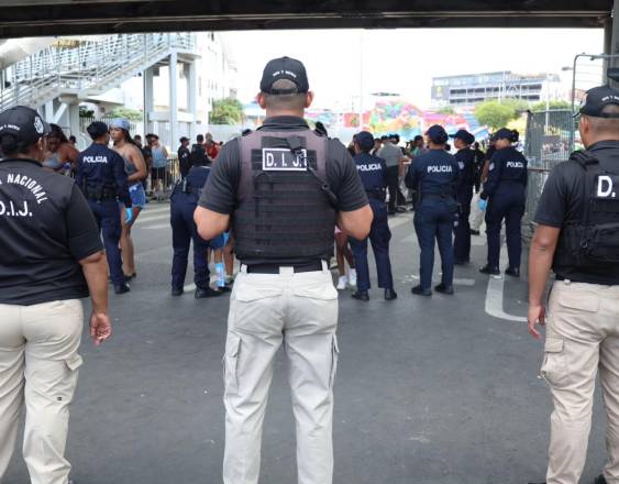 ML | Unidades de la Policía en un control de ingreso a la Cinta Costera.