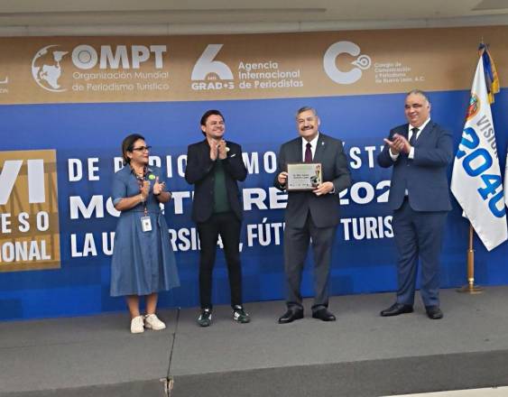 El rector de la UANL es reconocido como Embajador del Turismo en la clausura del Congreso Internacional