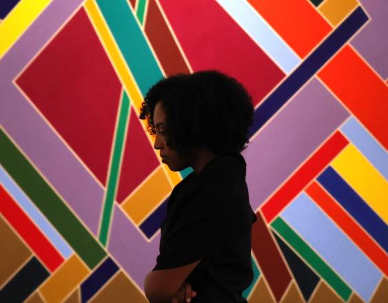 AFP | Una mujer observa la muestra de arte.