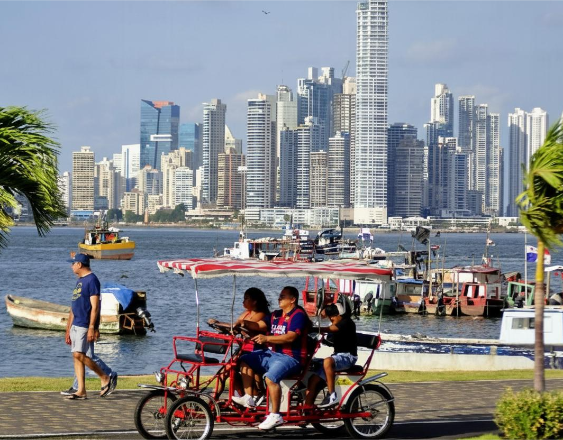 ML | Personas en Amador. En el fondo se ven los edificios de la Ciudad de Panamá.