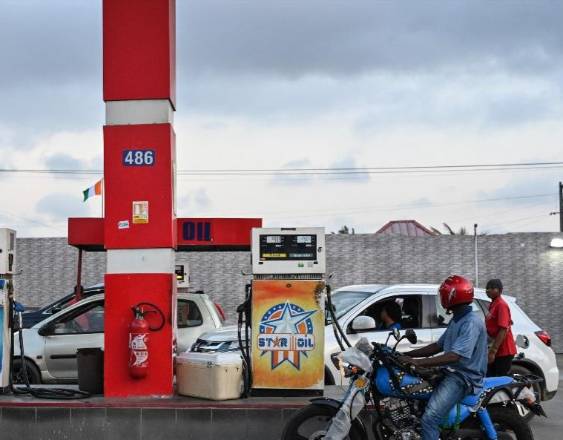 Precios del petróleo caen tras nueva oferta de Irán para negociar con EEUU