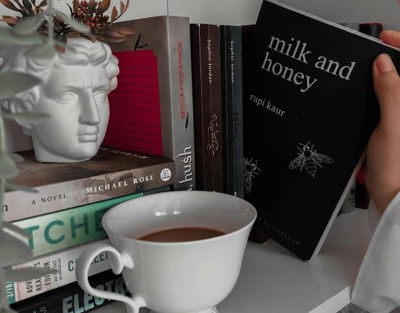 Pexels | Libros de diversas editoriales sobre un estante.