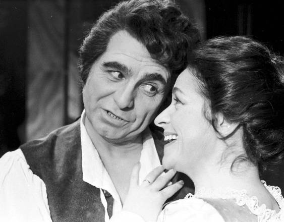 Europa Press | Los cantantes de ópera Geraint Evans, en el papel de Fígaro, e Ileana Cotrubas, en el de Susanna, en ‘Las bodas de Fígaro’ en el Kings Theatre durante el Festival de Edimburgo de 1975.