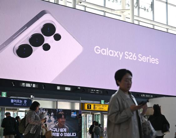 AFP | Una gran pantalla electrónica que anuncia el teléfono inteligente Samsung Galaxy S26 en una estación de tren de Seúl.