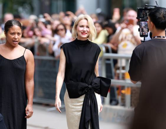 La actriz británica Naomi Watts asiste al estreno de «Closing Night».