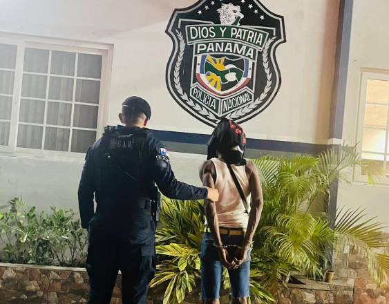 ML | Una persona aprehendida durante un operativo de la Policía Nacional.