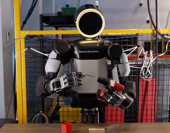 Imagen de Atlas, el robot humanoide de Boston Dynamics, usando una herramienta con sus manos.