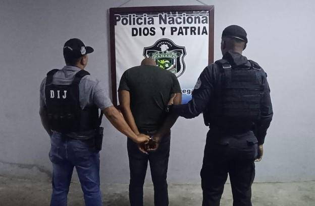 Capturan a hombre por presunto peculado relacionado con cheques de becas