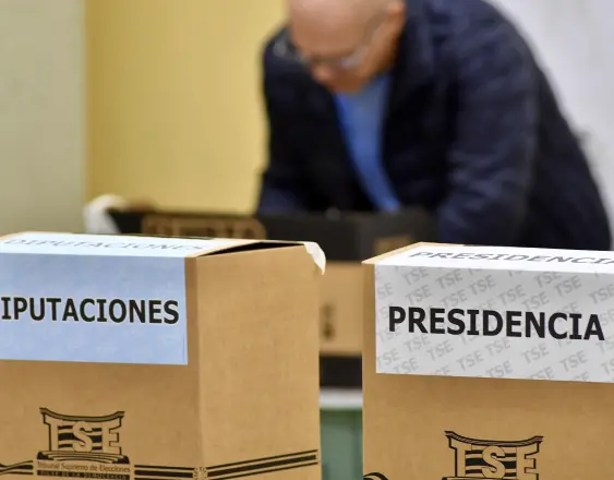Un hombre se prepara para emitir su voto en un centro de votación durante las elecciones presidenciales en San Antonio de Escazú, provincia de San José, el 1 de febrero de 2026.