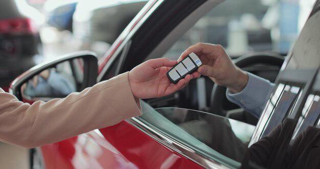 PEXELS | Una persona que trabaja de valet parking entregando la llave del vehículo a un cliente.