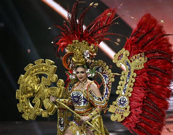 AFP | Mirna Caballini con su traje de fantasía en el Miss Universo.