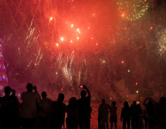 AFP | Fotografía un espectáculo de fuegos artificiales junto a un nuevo árbol de Navidad flotante instalado en el paseo marítimo de Botafogo, en Río de Janeiro, Brasil.