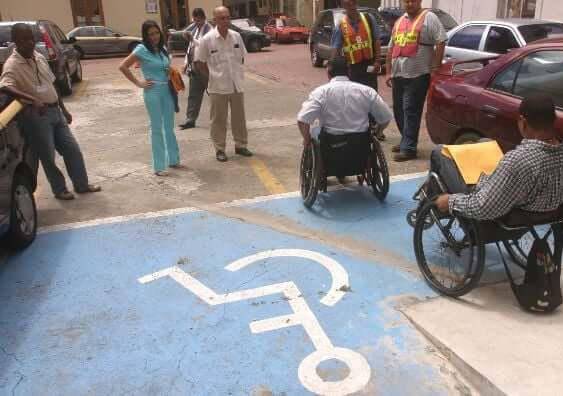 Cortesía | Dos personas en sillas de ruedas sobre una rampa.