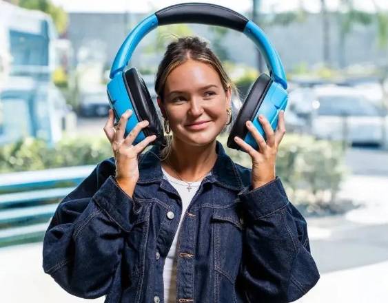 Portaltic/EP | Los nuevos altavoces en forma de auriculares Blue XL de JLab.