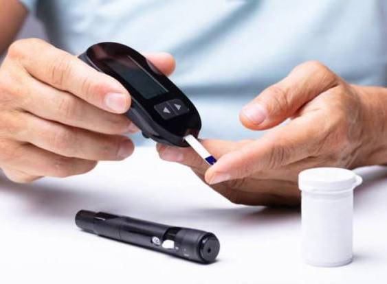 Cortesía | Paciente se realiza una medición de glucosa en sangre para controlar sus niveles.