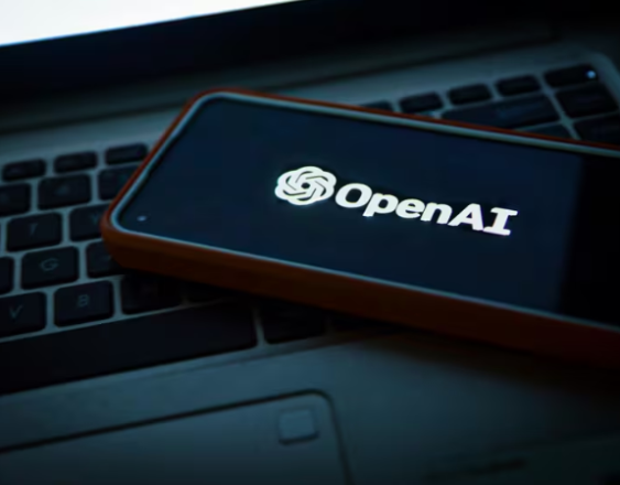 Logo de OpenAI en un móvil.