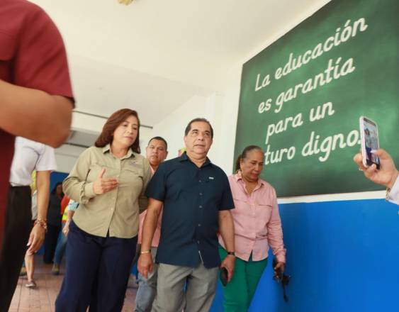 ML | El ministro Ventura Vega durante un recorrido de inspección.