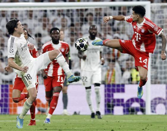 AFP | Futbolistas del Real Madrid (blanco) y del Bayern Munich durante un partido de Champions.