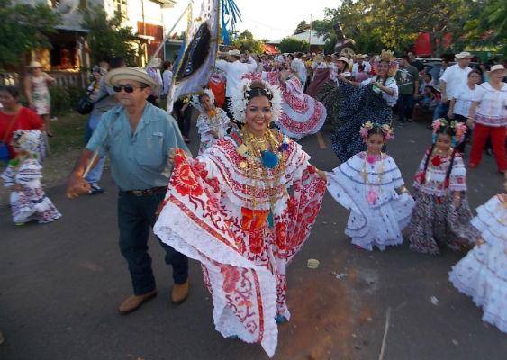 ML | Delegaciones en el desfile del Festival del Tambor y La Pollera en San José, de Las Tablas.