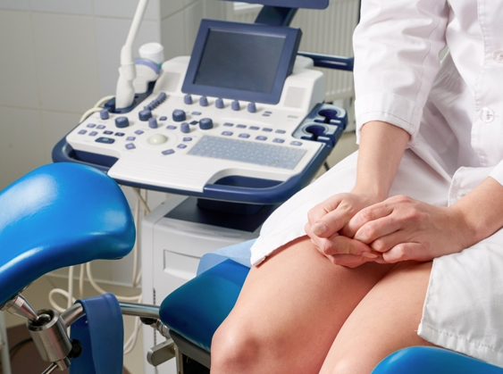 ML | Una mujer acude a su consulta anual en el ginecólogo.