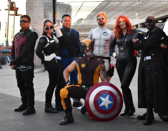 Cosplayers vestidos como personajes de Marvel posan frente al Centro de Convenciones durante la San Diego Comic-Con International en San Diego, California.